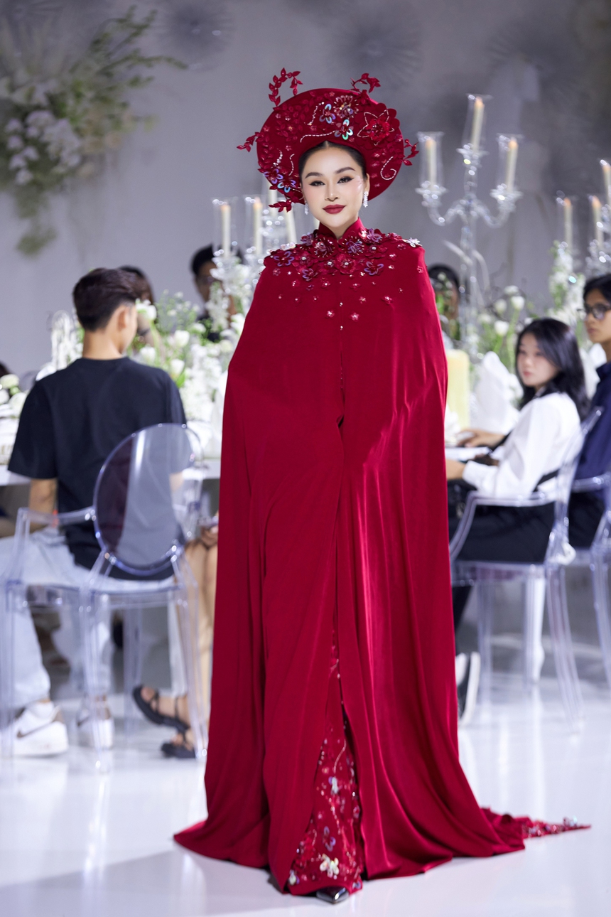 Lê Thu Trang hội ngộ Lan Anh trong show diễn áo dài cưới Sammy Bridal - Ảnh 1.