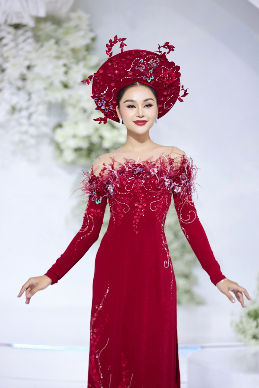 Lê Thu Trang hội ngộ Lan Anh trong show diễn áo dài cưới Sammy Bridal - Ảnh 2.
