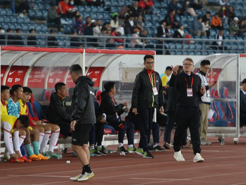 Chờ tài “dụng nhân” của HLV Troussier  - Ảnh 1.