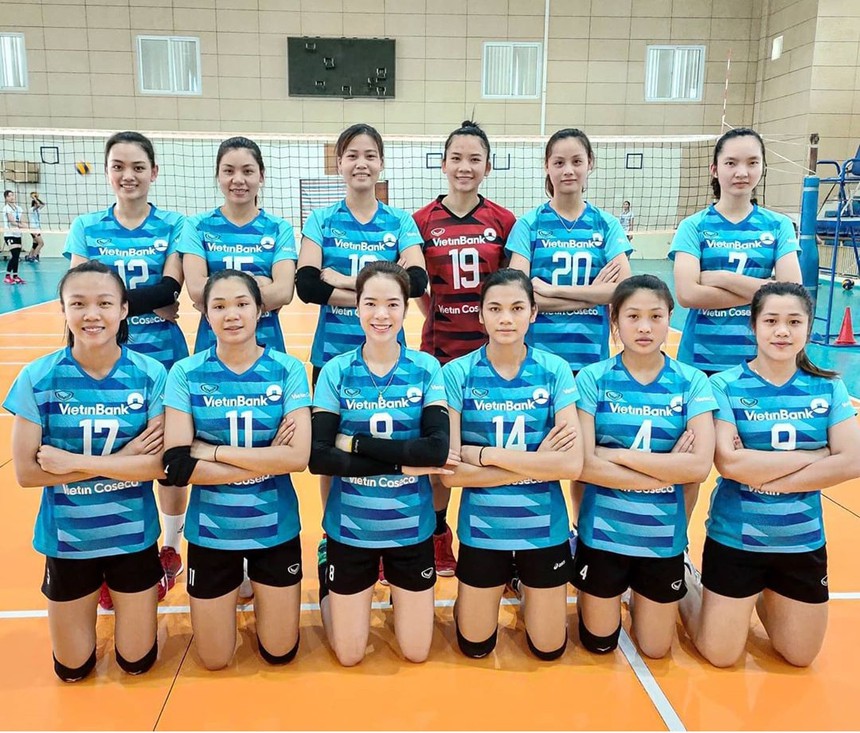 Tú Linh (số 17) từng khoác áo đội bóng chuyền nữ Ngân hàng Công Thương