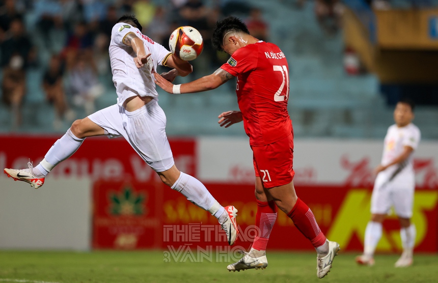 VAR đã minh oan cho tổ trọng tài trận Viettel gặp Hà Tĩnh như thế nào? - Ảnh 2. VAR đã minh oan cho tổ trọng tài trận Viettel gặp Hà Tĩnh như thế nào? - Ảnh 2.