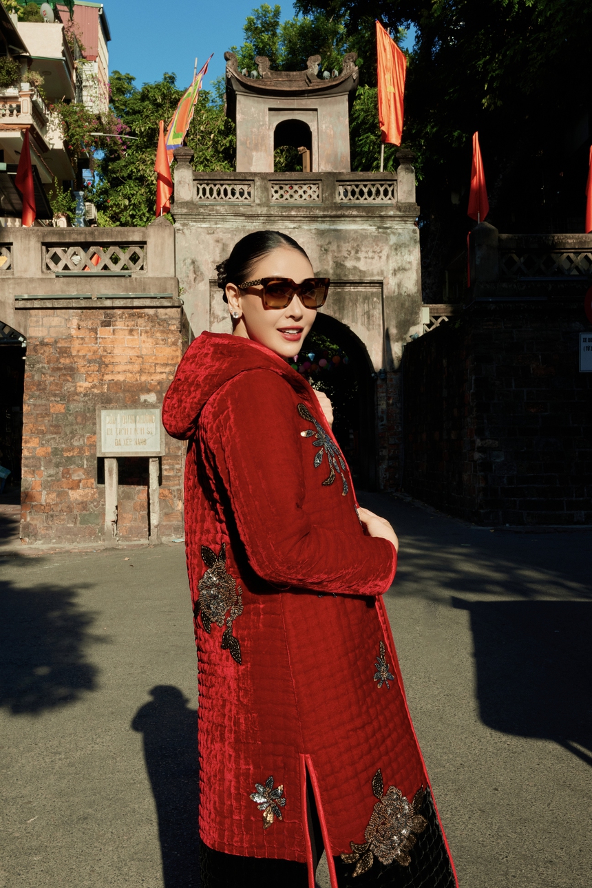 Vẻ đẹp cổ điển của Hà Kiều Anh khi mặc thiết kế áo chần bông của NTK Đức Hùng - Ảnh 7. Vẻ đẹp cổ điển của Hà Kiều Anh khi mặc thiết kế áo chần bông của NTK Đức Hùng - Ảnh 7.