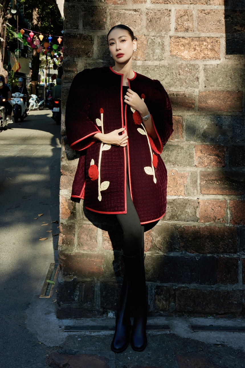 Vẻ đẹp cổ điển của Hà Kiều Anh khi mặc thiết kế áo chần bông của NTK Đức Hùng - Ảnh 5. Vẻ đẹp cổ điển của Hà Kiều Anh khi mặc thiết kế áo chần bông của NTK Đức Hùng - Ảnh 5.