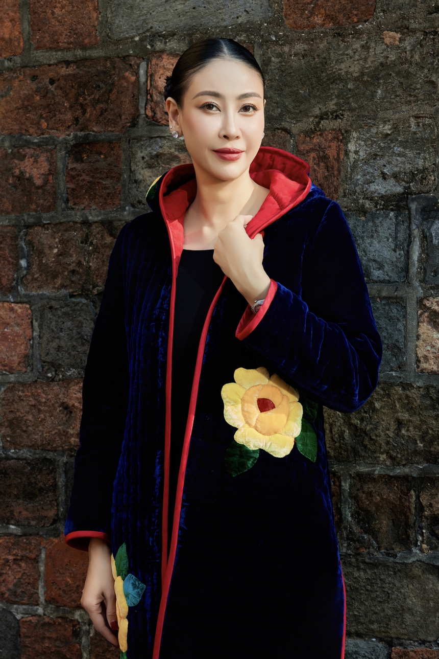 Vẻ đẹp cổ điển của Hà Kiều Anh khi mặc thiết kế áo chần bông của NTK Đức Hùng - Ảnh 2. Vẻ đẹp cổ điển của Hà Kiều Anh khi mặc thiết kế áo chần bông của NTK Đức Hùng - Ảnh 2.