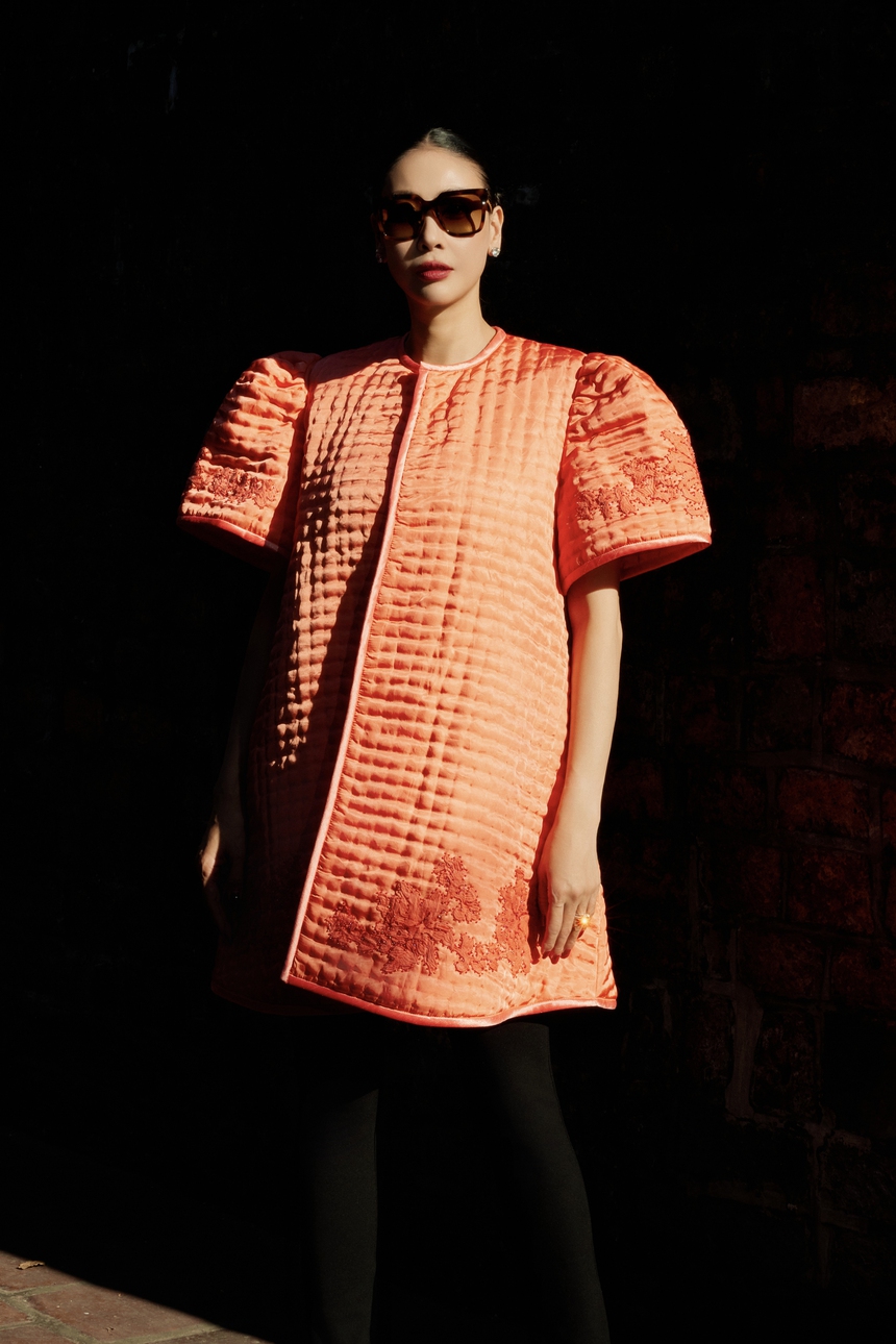 Vẻ đẹp cổ điển của Hà Kiều Anh khi mặc thiết kế áo chần bông của NTK Đức Hùng - Ảnh 1. Vẻ đẹp cổ điển của Hà Kiều Anh khi mặc thiết kế áo chần bông của NTK Đức Hùng - Ảnh 1.