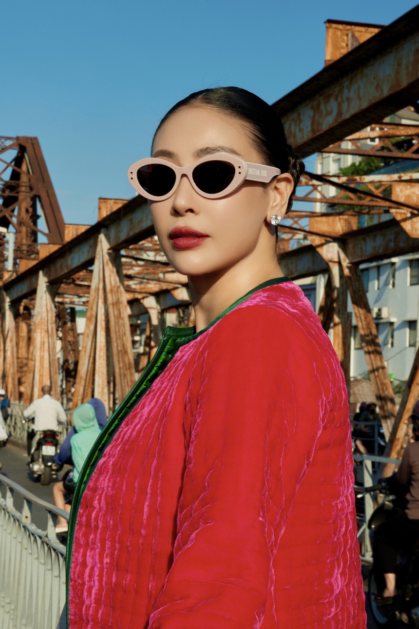 Vẻ đẹp cổ điển của Hà Kiều Anh khi mặc thiết kế áo chần bông của NTK Đức Hùng - Ảnh 3. Vẻ đẹp cổ điển của Hà Kiều Anh khi mặc thiết kế áo chần bông của NTK Đức Hùng - Ảnh 3.