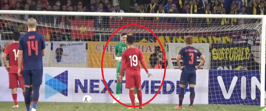 Quang Hải chỉ hướng cho Văn Lâm bắt phạt đền và cái kết vỡ òa cho ĐT Việt Nam - Ảnh 3.