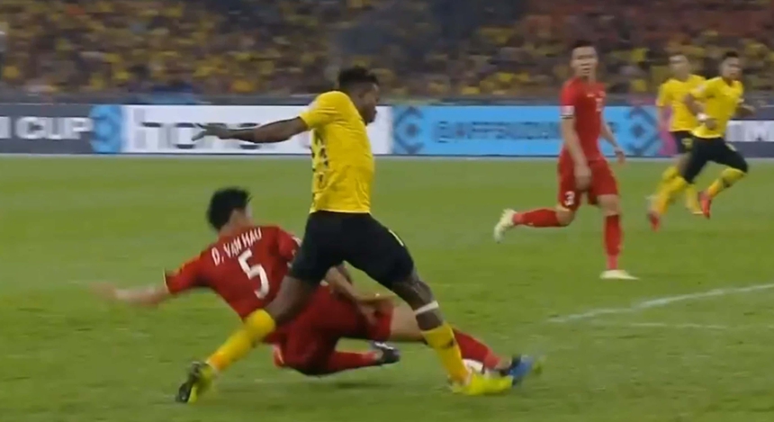 Văn Hậu xứng danh 'nghệ sỹ tắc bóng', đến Nhật Bản cũng phải nể phục vì cứ xoạc là trúng - Ảnh 3.