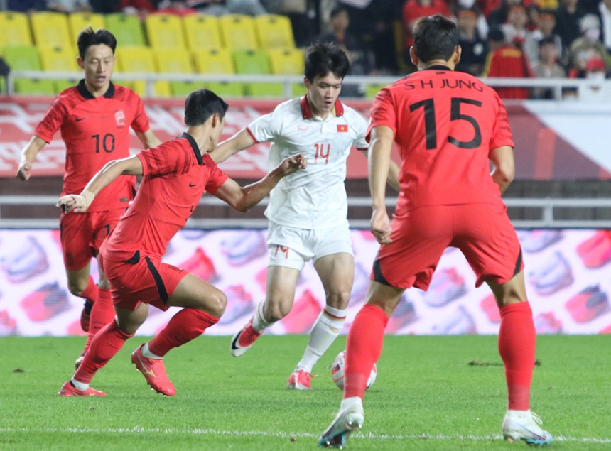 HLV Troussier và bài toán tiền đạo cắm - Ảnh 1.