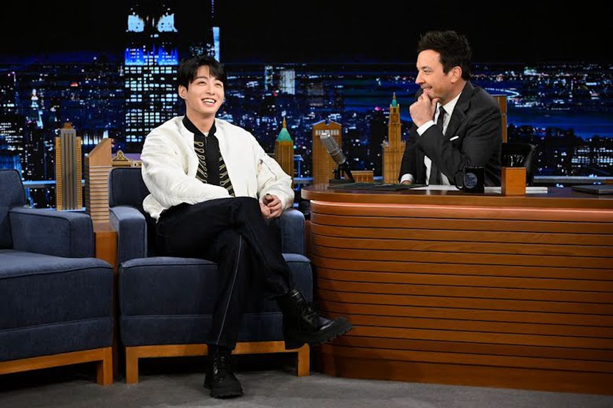 Jungkook BTS nói về chuyến lưu diễn solo trên 'The Tonight Show Starring Jimmy Fallon' - Ảnh 2.