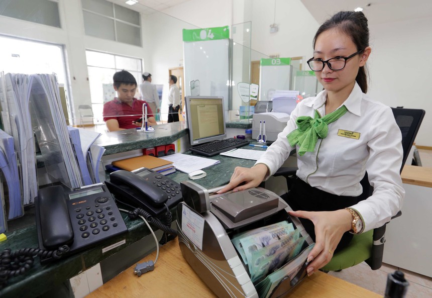 Tiền gửi ngân hàng vẫn tăng mạnh bất chấp lãi suất giảm sâu - Ảnh 1. Tiền gửi ngân hàng vẫn tăng mạnh bất chấp lãi suất giảm sâu - Ảnh 1.