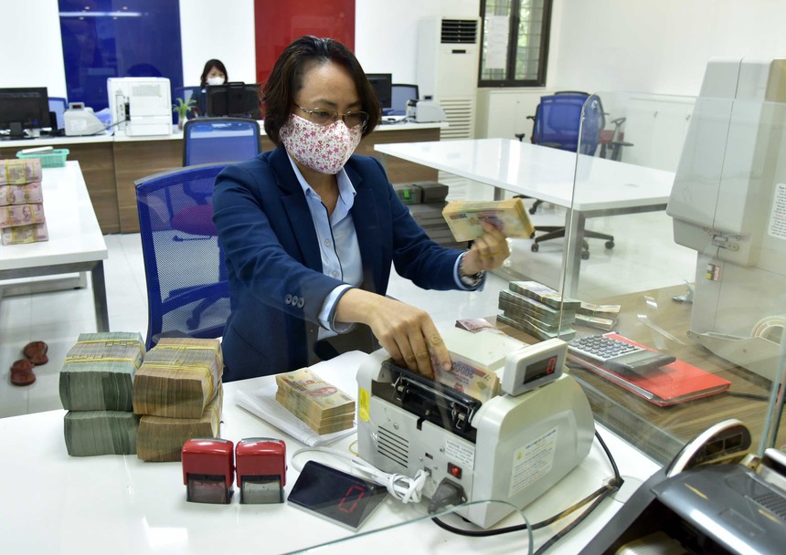 Tiền gửi ngân hàng vẫn tăng mạnh bất chấp lãi suất giảm sâu - Ảnh 2. Tiền gửi ngân hàng vẫn tăng mạnh bất chấp lãi suất giảm sâu - Ảnh 2.