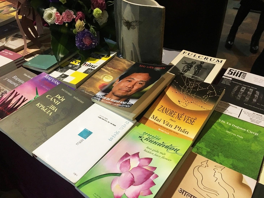 Nhà thơ Mai Văn Phấn: 'Nhìn thấy những dịch chuyển của bông hoa…' - Ảnh 8.