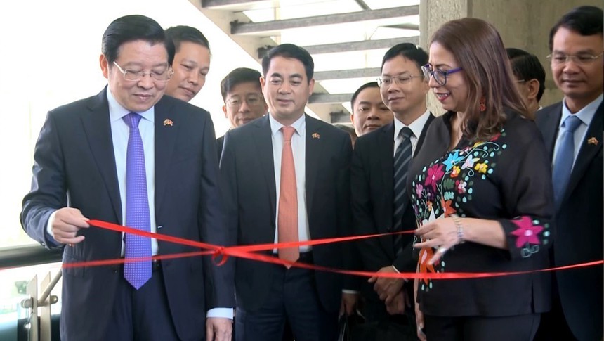 Trưởng Ban Nội chính Trung ương tham quan trưng bày ảnh của TTXVN về quan hệ Việt Nam - Venezuela - Ảnh 1. Trưởng Ban Nội chính Trung ương tham quan trưng bày ảnh của TTXVN về quan hệ Việt Nam - Venezuela - Ảnh 1.