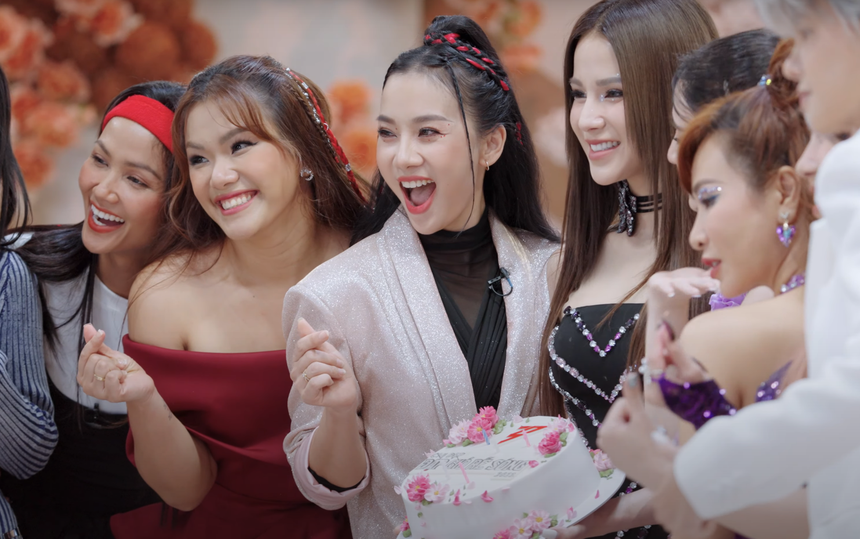 Chị đẹp đạp gió rẽ sóng: Các Chị đẹp chia đội cho vòng công diễn 1, bước vào nhà chung - Ảnh 4. Chị đẹp đạp gió rẽ sóng: Các Chị đẹp chia đội cho vòng công diễn 1, bước vào nhà chung - Ảnh 4.