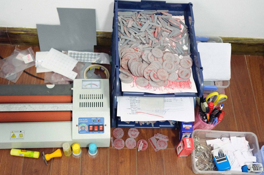 Bắt nhiều đối tượng trong đường dây làm giấy tờ giả xuyên quốc gia - Ảnh 1.