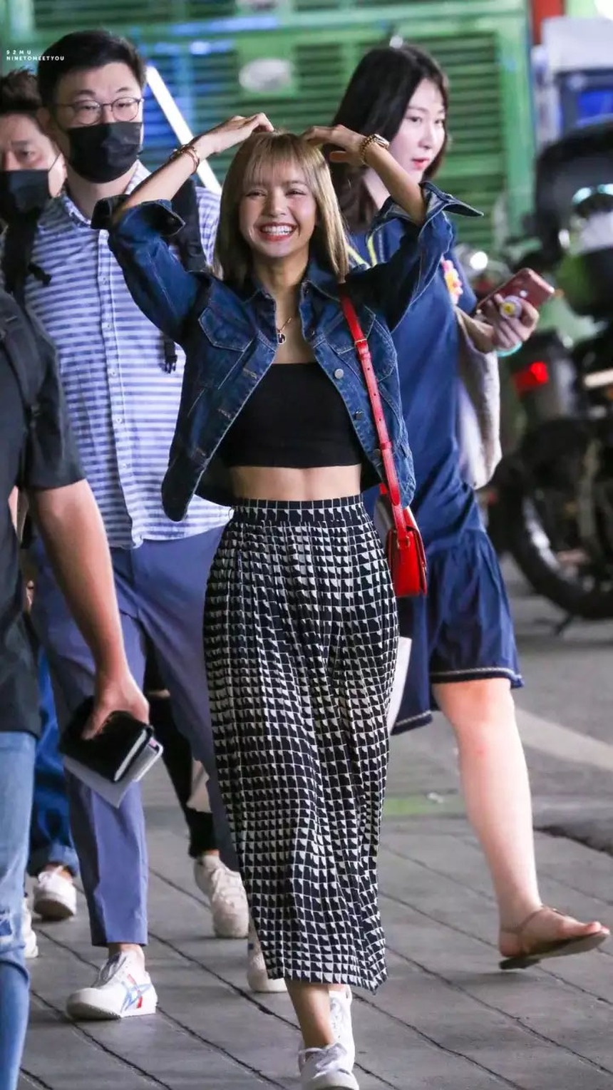 Trang phục mùa Thu sành điệu nhất của Lisa Blackpink - Ảnh 1.