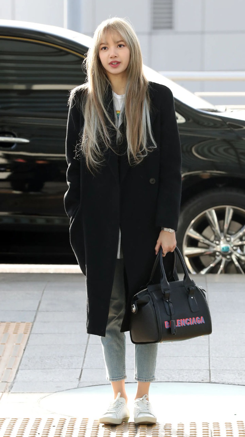 Trang phục mùa Thu sành điệu nhất của Lisa Blackpink - Ảnh 2.