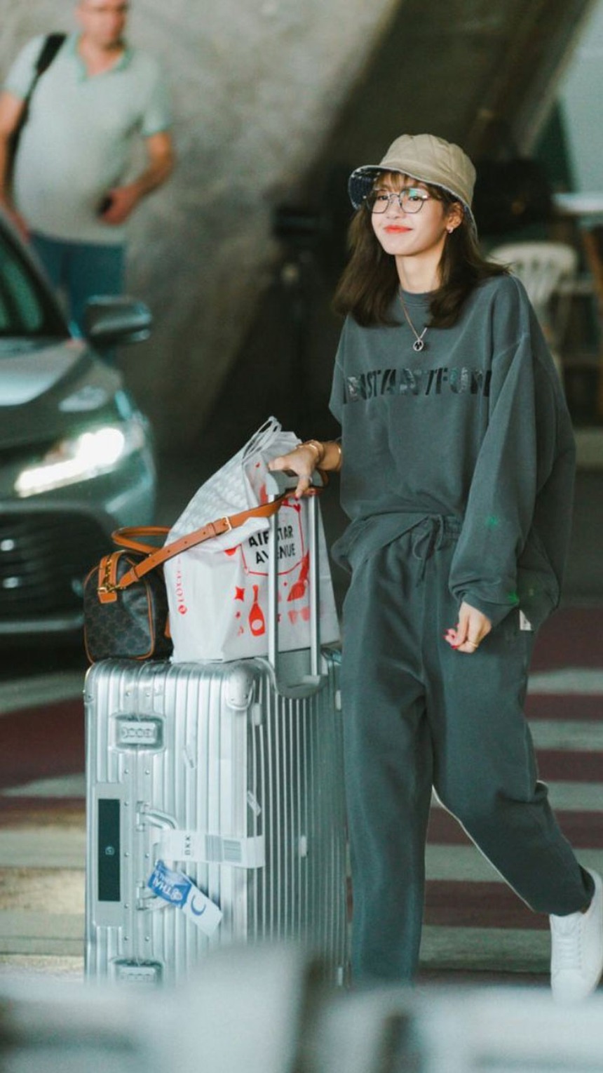 Trang phục mùa Thu sành điệu nhất của Lisa Blackpink - Ảnh 3.