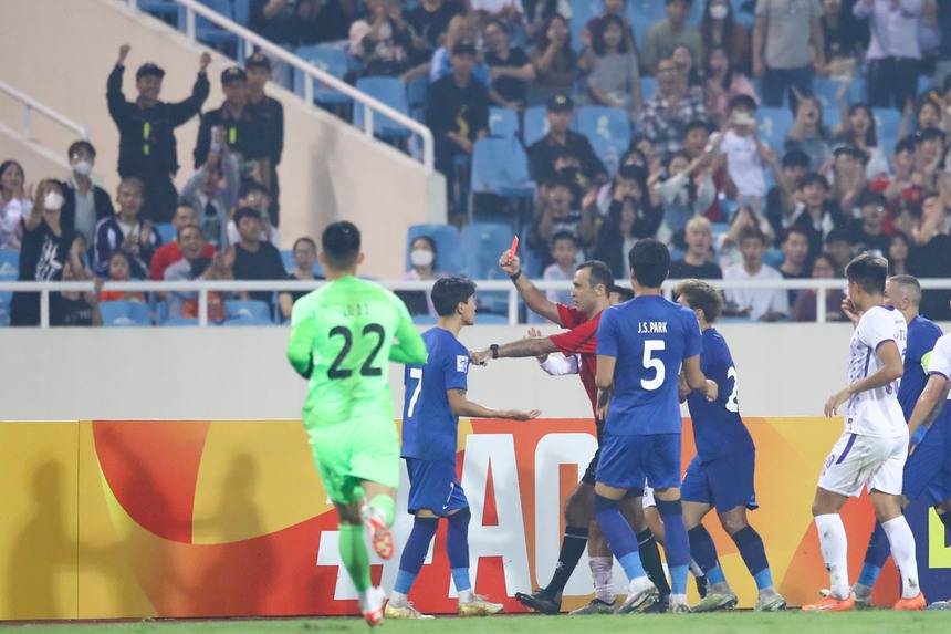 Vợ hậu vệ đội tuyển Việt Nam nổi giận khi chồng bị 'Ronaldo Trung Quốc' đánh nguội - Ảnh 4.