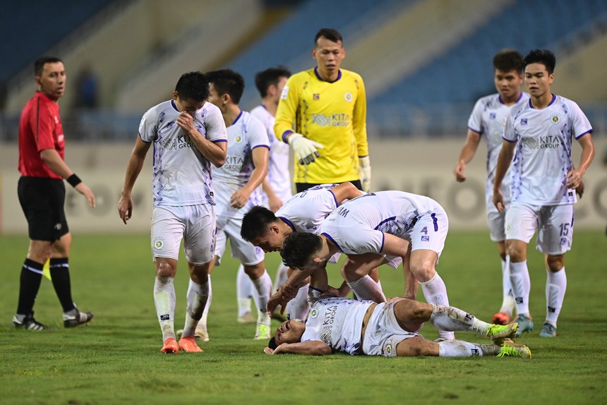 Vợ hậu vệ đội tuyển Việt Nam nổi giận khi chồng bị 'Ronaldo Trung Quốc' đánh nguội - Ảnh 3.
