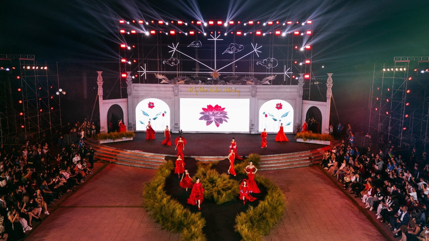 Mẫu nhí Suri Tuệ Nhi tự tin trên sàn diễn thời trang - Ảnh 1.