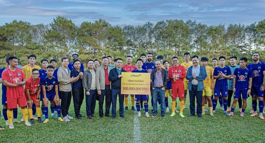 Vừa thua ở Cúp Quốc gia, HAGL vẫn được nhà tài trợ thưởng 'nóng' 700 triệu đồng - Ảnh 2.