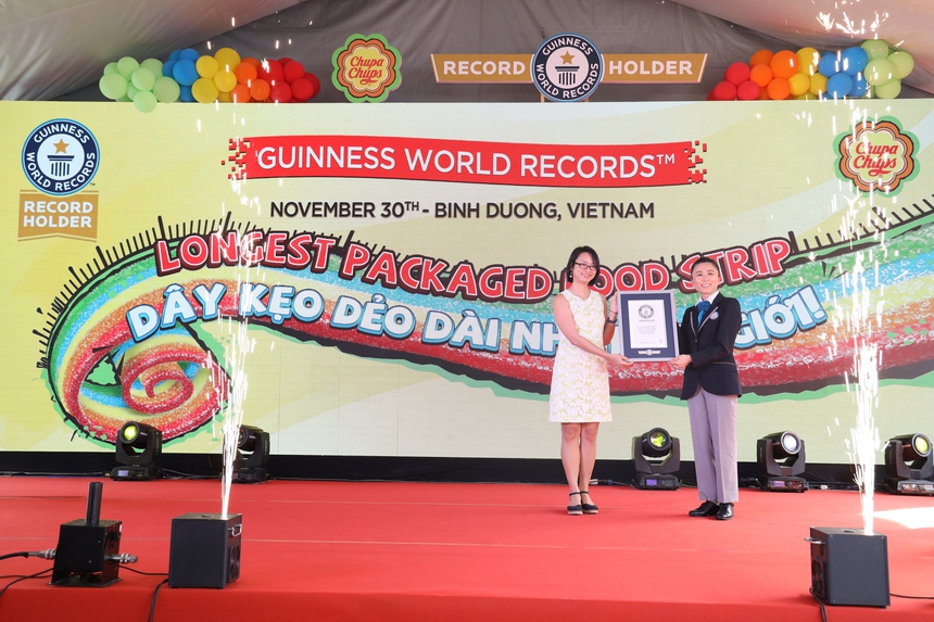 Chupa Chups xác lập kỷ lục "Dây kẹo dẻo dài nhất thế giới" với chiều dài 4,057 mét - Ảnh 1.