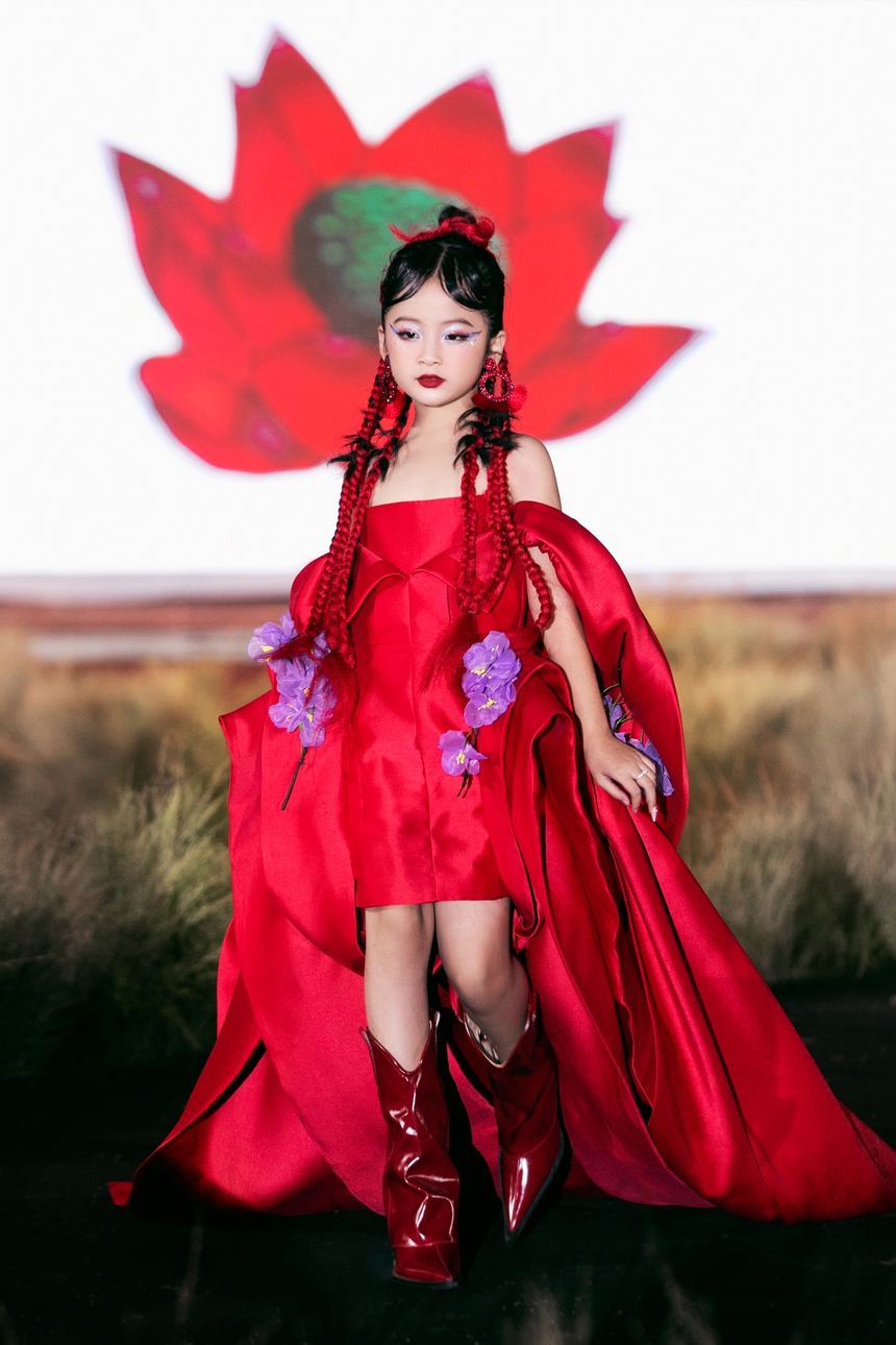 Mẫu nhí Suri Tuệ Nhi tự tin trên sàn diễn thời trang - Ảnh 2.