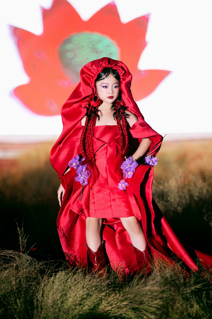 Mẫu nhí Suri Tuệ Nhi tự tin trên sàn diễn thời trang - Ảnh 3.