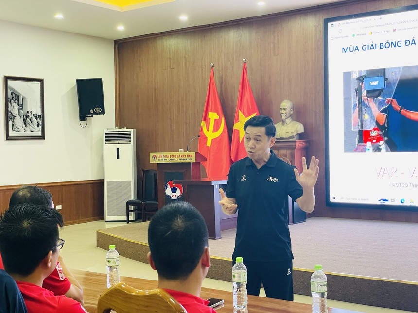 Rút kinh nghiệm vận hành VAR sau 3 vòng đấu đầu tiên V League 2023/24 - Ảnh 1.