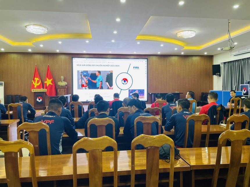 Rút kinh nghiệm vận hành VAR sau 3 vòng đấu đầu tiên V League 2023/24 - Ảnh 3.