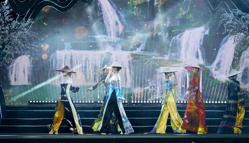 NTK Vũ Thảo Giang ca ngợi vẻ đẹp quê hương Cao Bằng với BST thời trang mới - Ảnh 4.