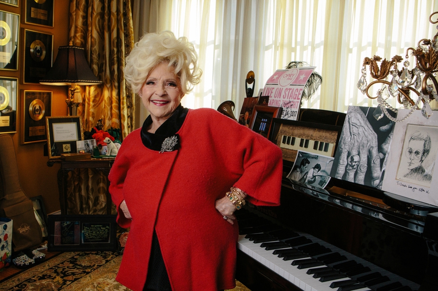 'Cây Giáng sinh' cũ của mùa nhạc Giáng sinh mới - Ảnh 2. 'Cây Giáng sinh' cũ của mùa nhạc Giáng sinh mới - Ảnh 2.