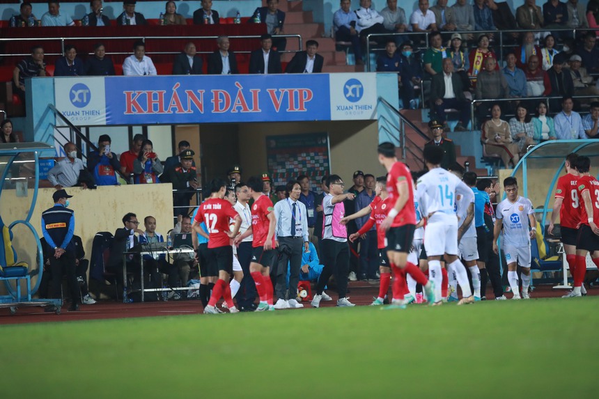 Thầy Gong chuyên nghiệp như HLV Ngoại hạng Anh, làm điều 'xưa nay hiếm' trên băng ghế chỉ đạo tại V-League - Ảnh 3.