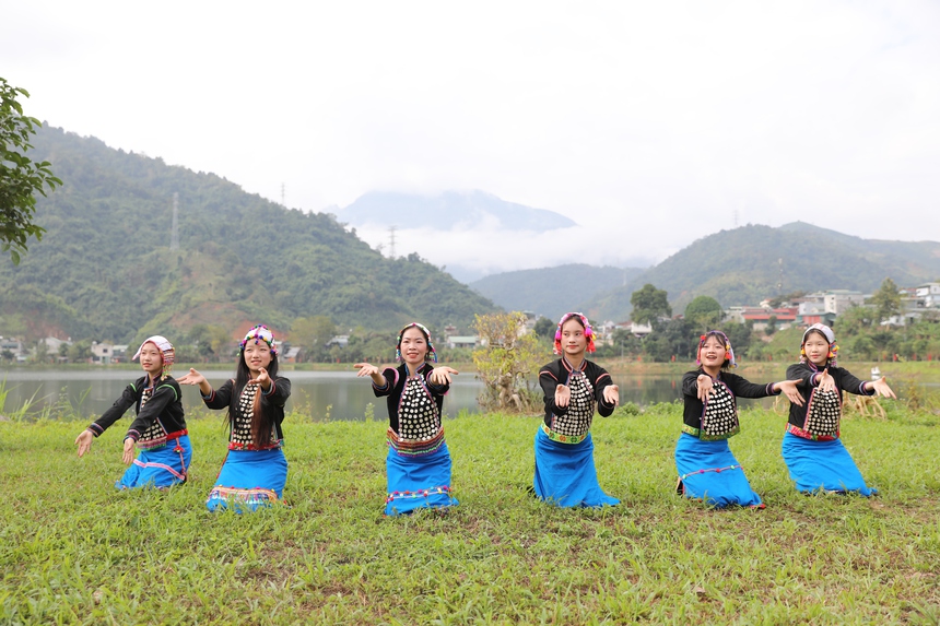 Lung linh sắc màu văn hóa các dân tộc nơi thượng nguồn Sông Đà - Ảnh 2.