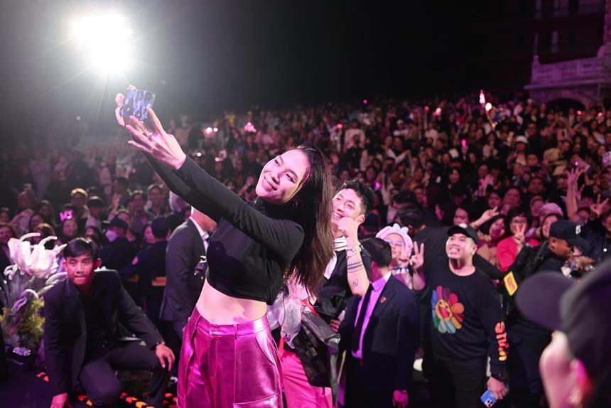 Binz gây 'sốt' khi làm khách mời trong show của Mỹ Tâm - Ảnh 5.