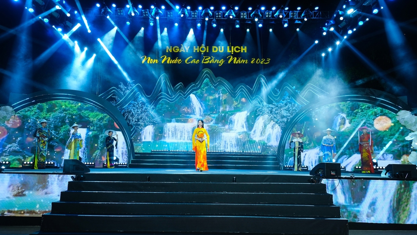 NTK Vũ Thảo Giang ca ngợi vẻ đẹp quê hương Cao Bằng với BST thời trang mới - Ảnh 1.