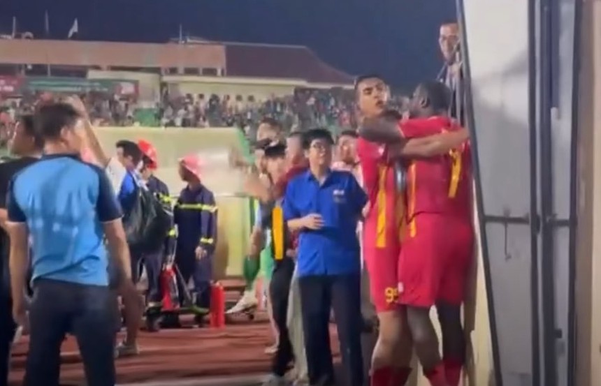 Ngoại binh Thanh Hóa văng tục ở trận cầu căng thẳng với Bình Định, một loạt hình ảnh xấu xí xảy ra sau trận - Ảnh 2.