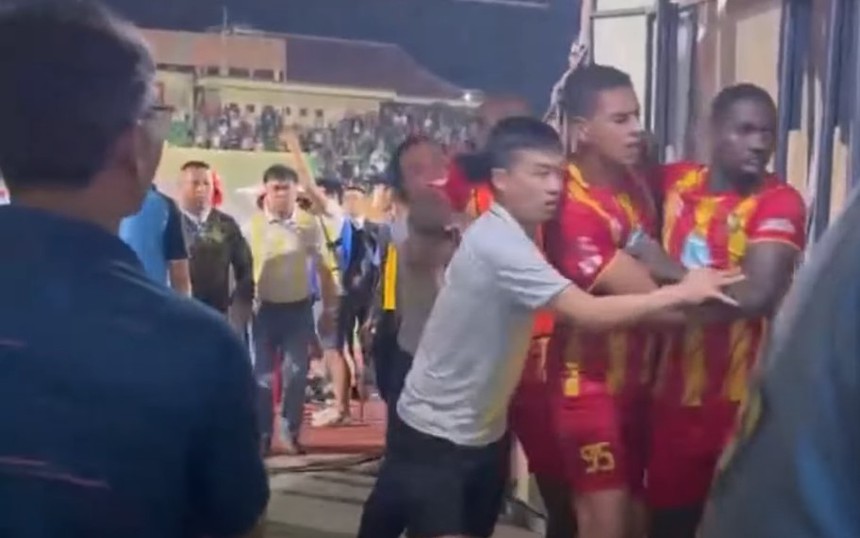 Ngoại binh Thanh Hóa văng tục ở trận cầu căng thẳng với Bình Định, một loạt hình ảnh xấu xí xảy ra sau trận - Ảnh 3.