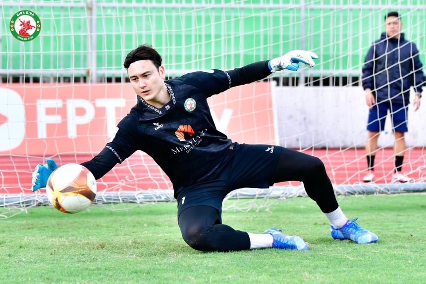 Tin nóng bóng đá Việt 10/12: Văn Lâm được HLV ngoại khen ngợi, HLV Nam Định tiết lộ phiếu bầu QBV - Ảnh 2.