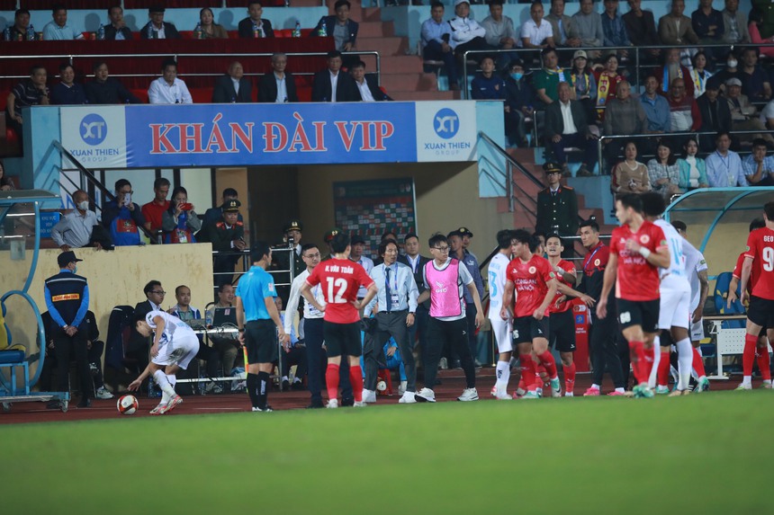 HLV Gong Oh Kyun tố bị Văn Kiên đánh vào ngực, khiến ông nổi nóng định 'ăn thua' với sao Nam Định - Ảnh 3.