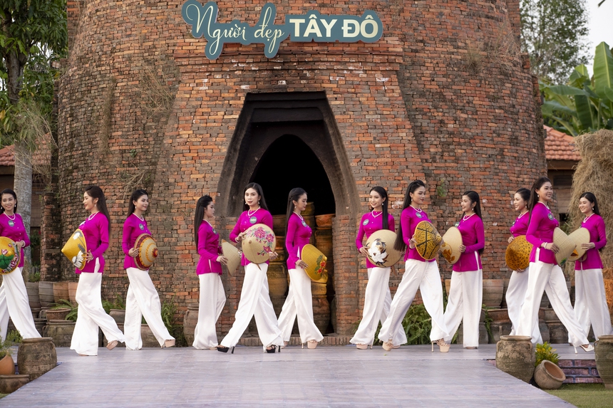 Người đẹp Tây Đô catwalk trên cánh đồng lúa - Ảnh 8.