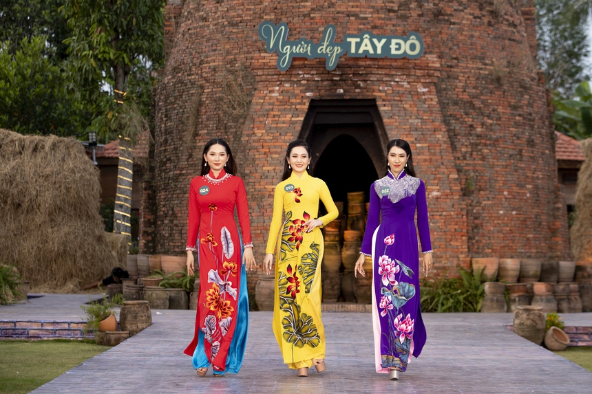 Người đẹp Tây Đô catwalk trên cánh đồng lúa - Ảnh 10.