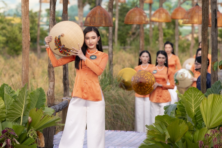 Người đẹp Tây Đô catwalk trên cánh đồng lúa - Ảnh 5.