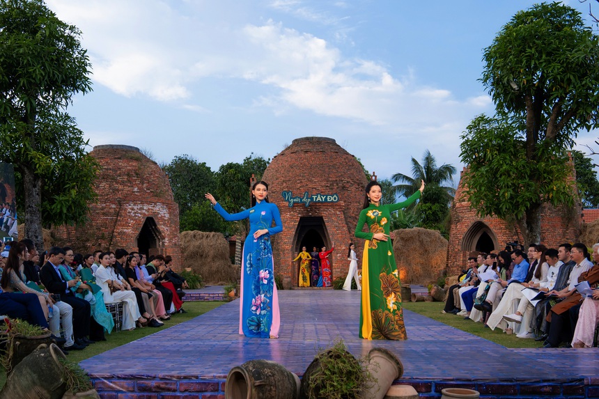 Người đẹp Tây Đô catwalk trên cánh đồng lúa - Ảnh 11.