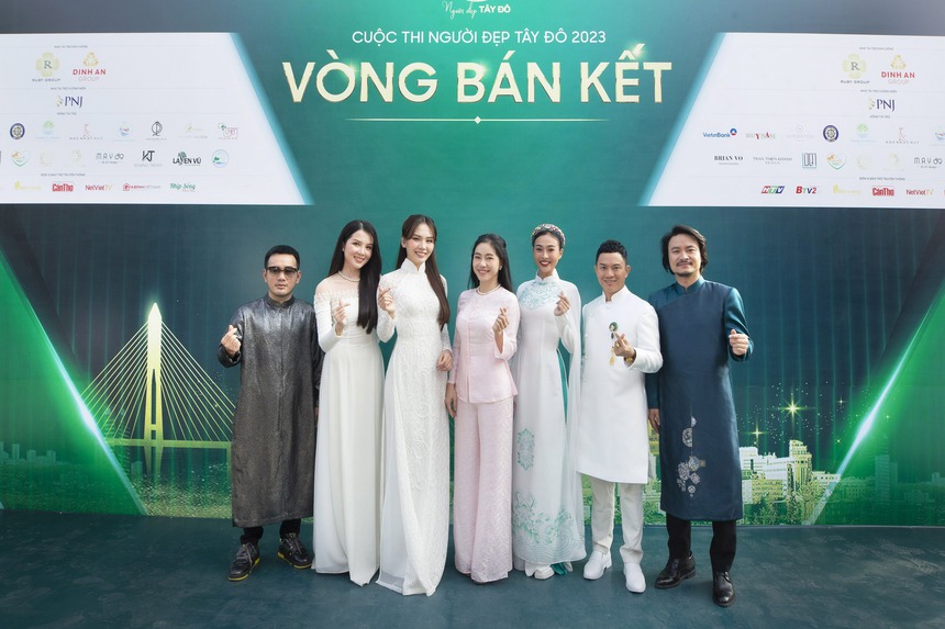 Người đẹp Tây Đô trình diễn trên cánh đồng lúa - Ảnh 1.