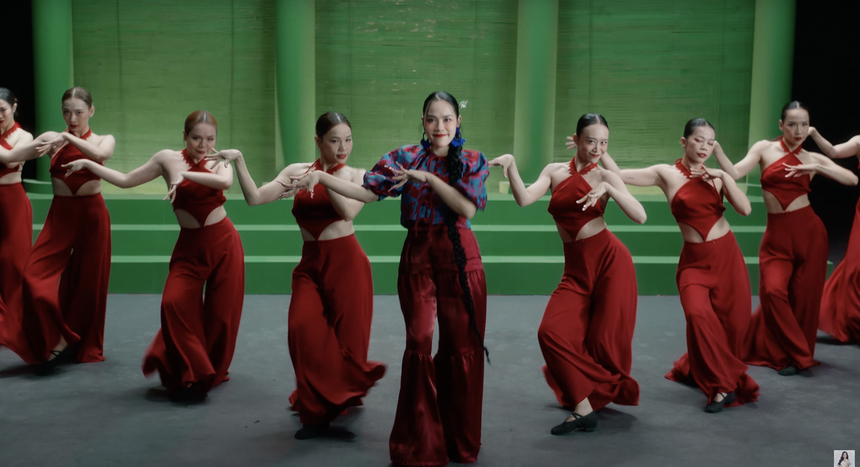 Ca sĩ Ngọc Mai bất ngờ thể hiện vũ đạo trong "Theo Em Về Nhà" - Ảnh 2.