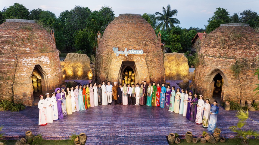 Người đẹp Tây Đô trình diễn trên cánh đồng lúa - Ảnh 4.