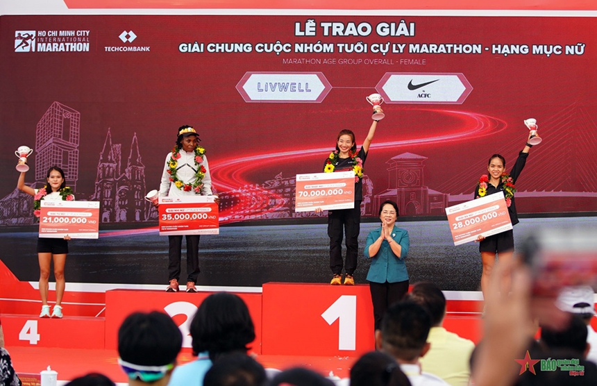 Nữ hoàng điền kinh Việt Nam tiếp tục làm mưa làm gió ở các giải chạy nội địa, nhận mưa tiền thưởng - Ảnh 3.